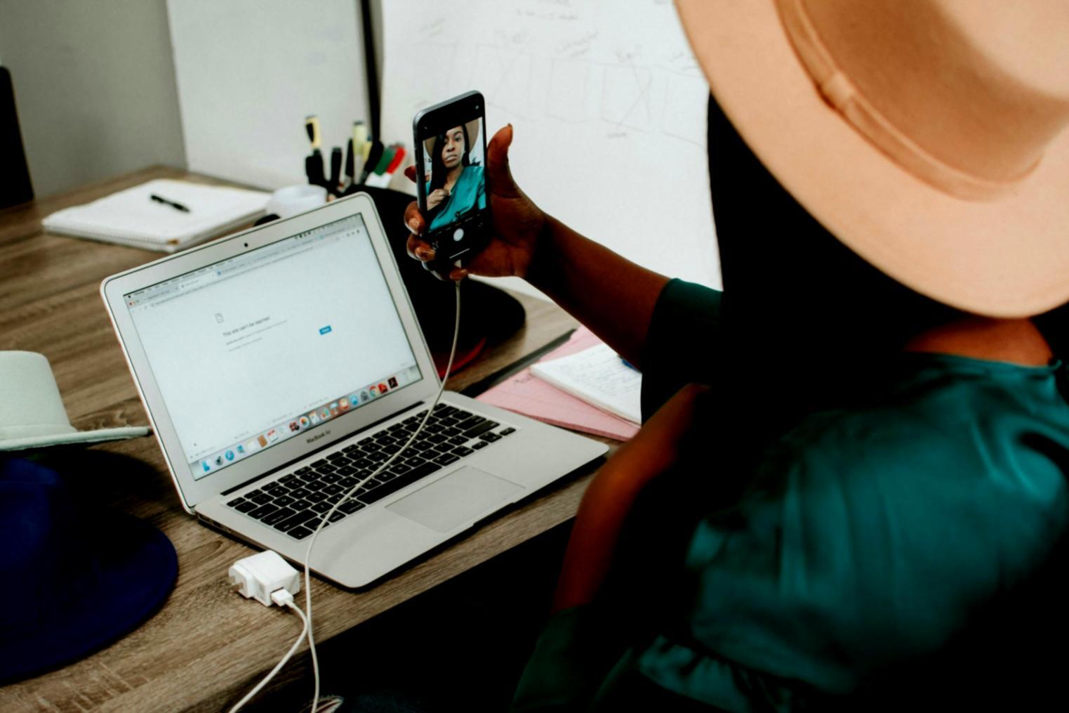 Analista finanziario che lavora su modelli di valutazione aziendale