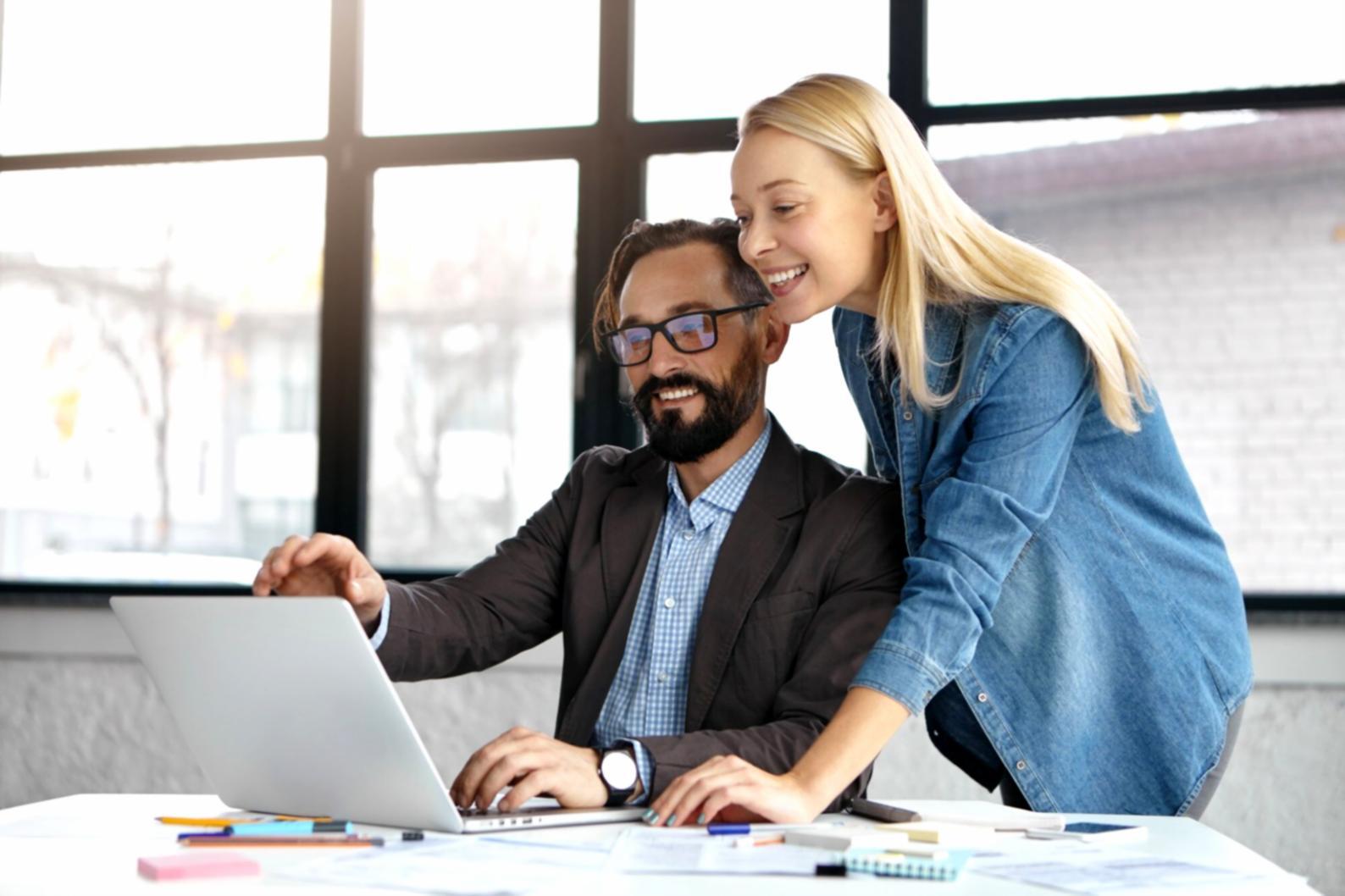 Team di analisti finanziari in sessione di lavoro collaborativo