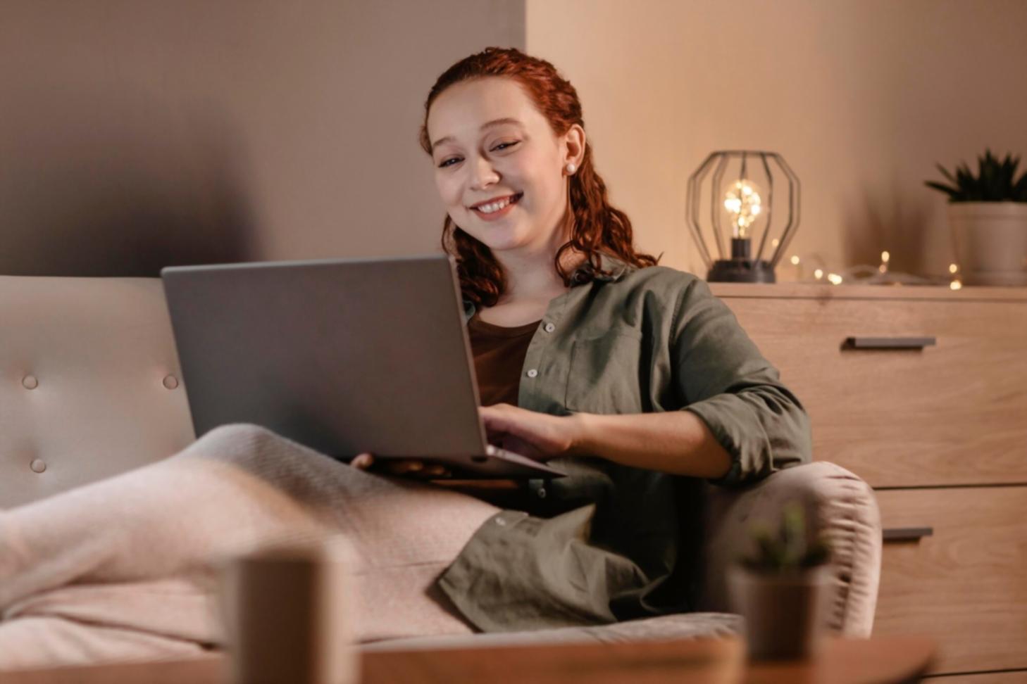 Analista finanziario che lavora su dati complessi