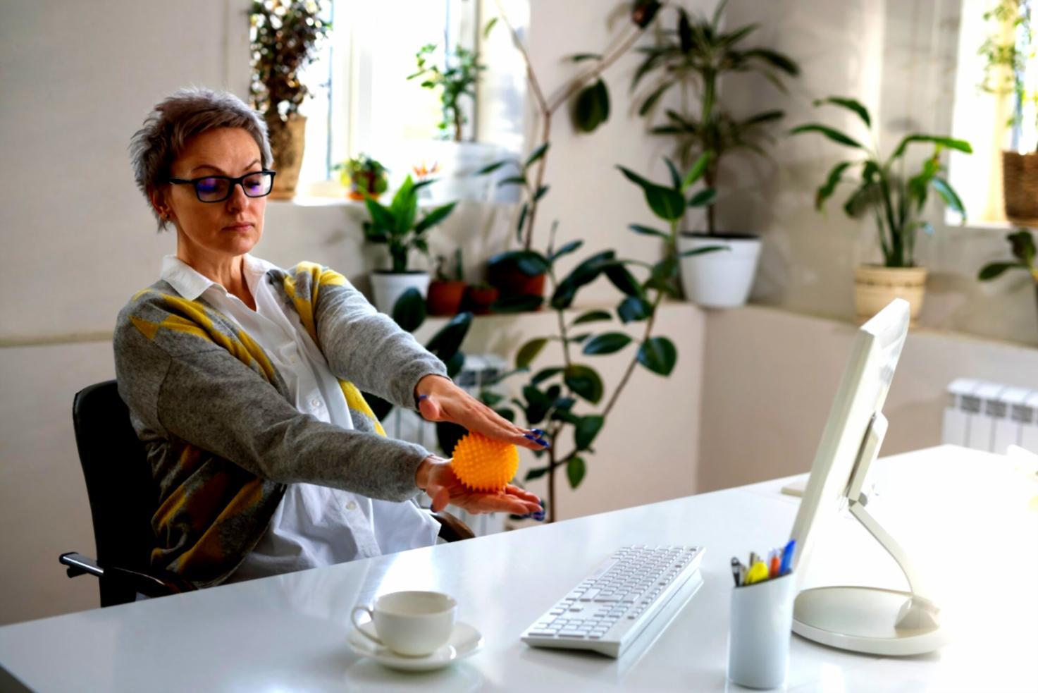 Analista finanziario che lavora su dati di corporate finance