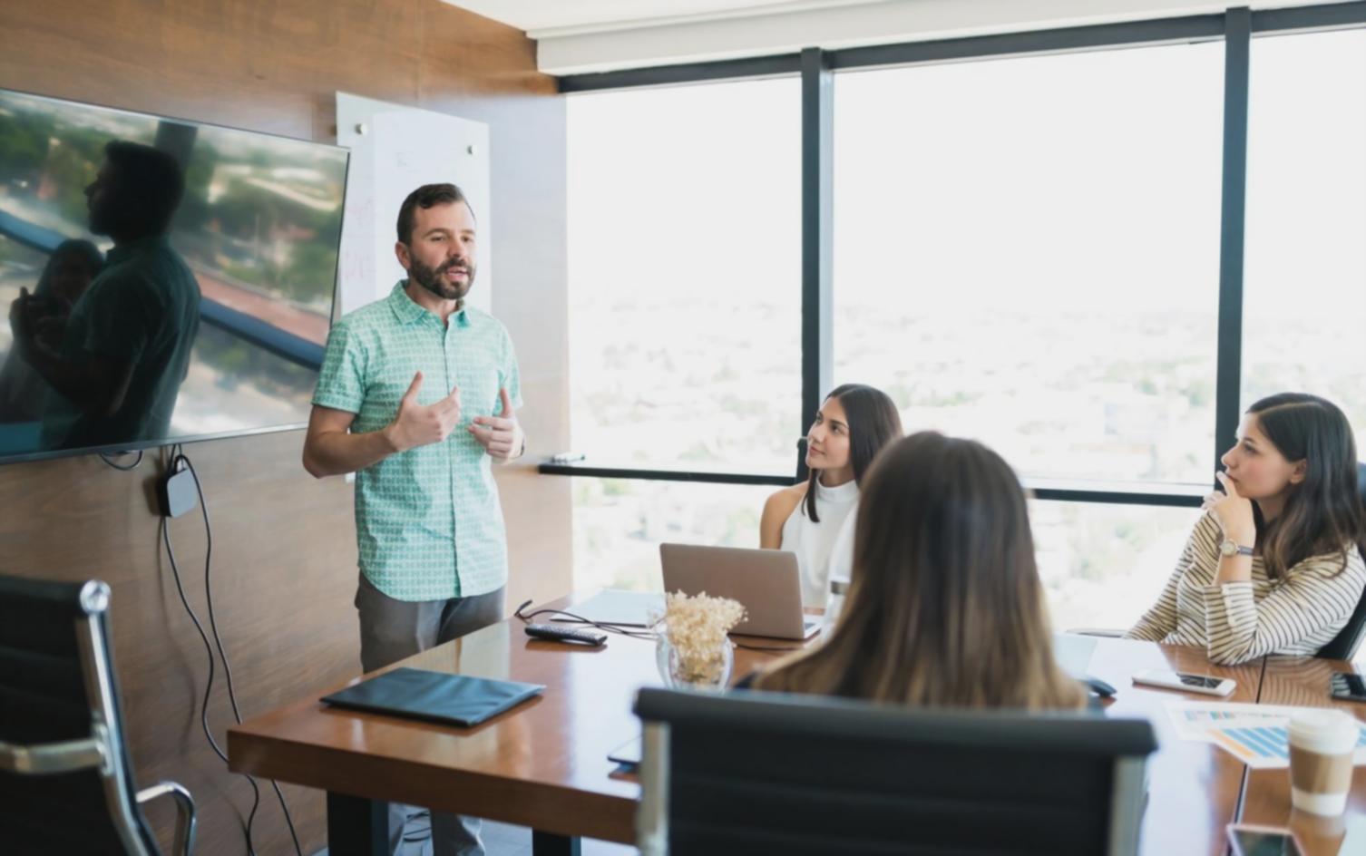 Team di analisti in discussione strategica